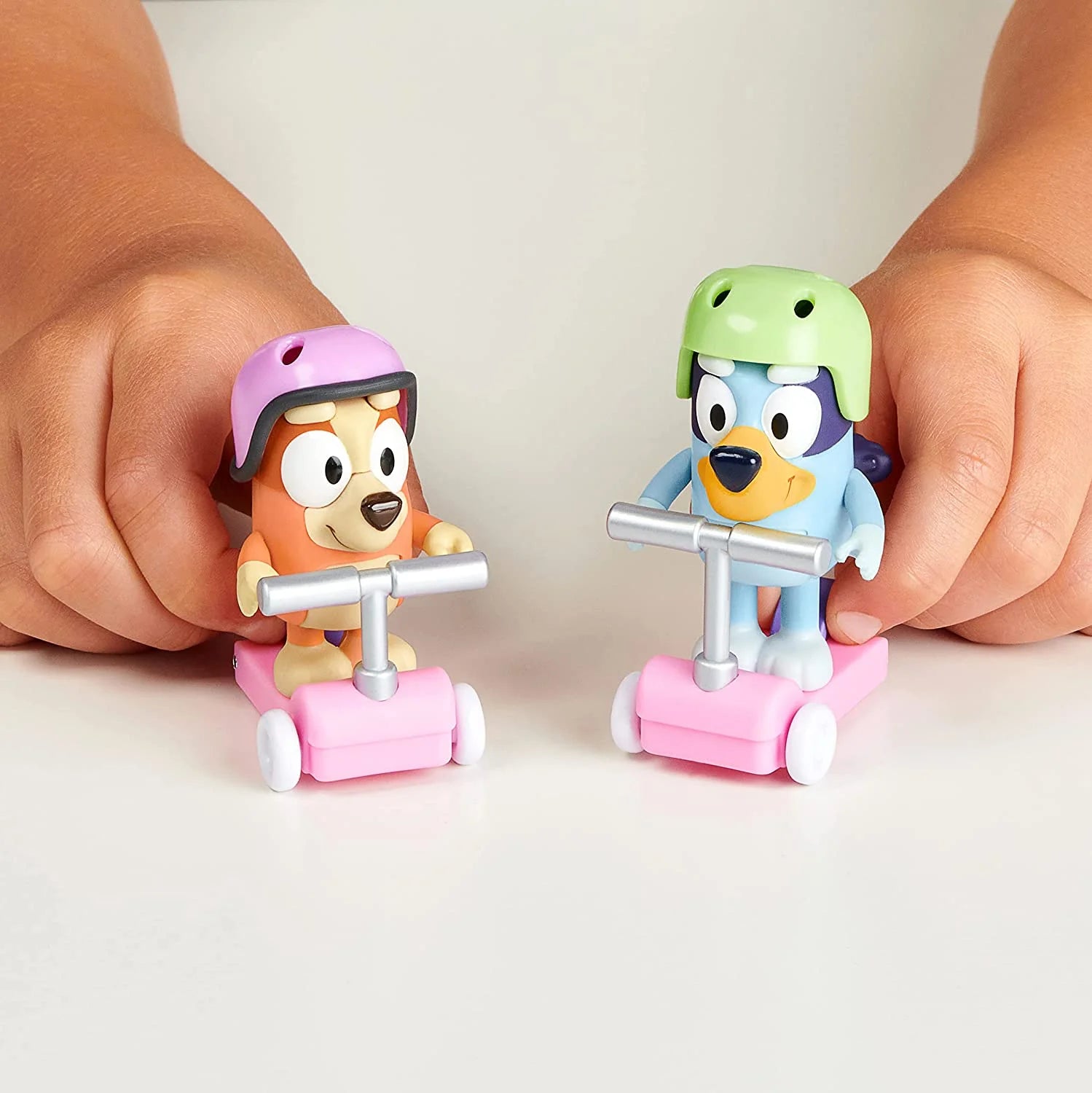 Bluey Dog Vehicle 2-Pack, 2.5-3" Articulated Figures X606304